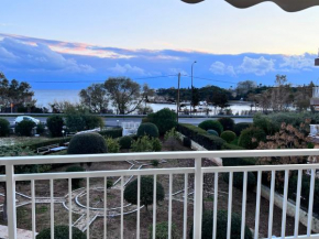 Family luxury appartment by the sea!, Kalyvia Thorikou